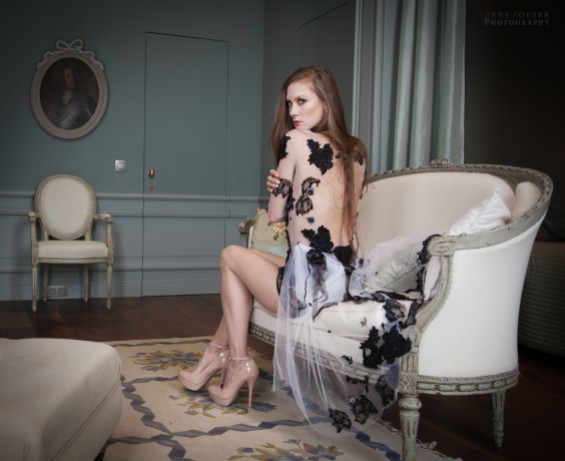 Photographe: René Roeser Créatrice robe: Marie Megank Visagiste: Tania Davelli Modèle: Sisi Official Model Spot: Château Bayard